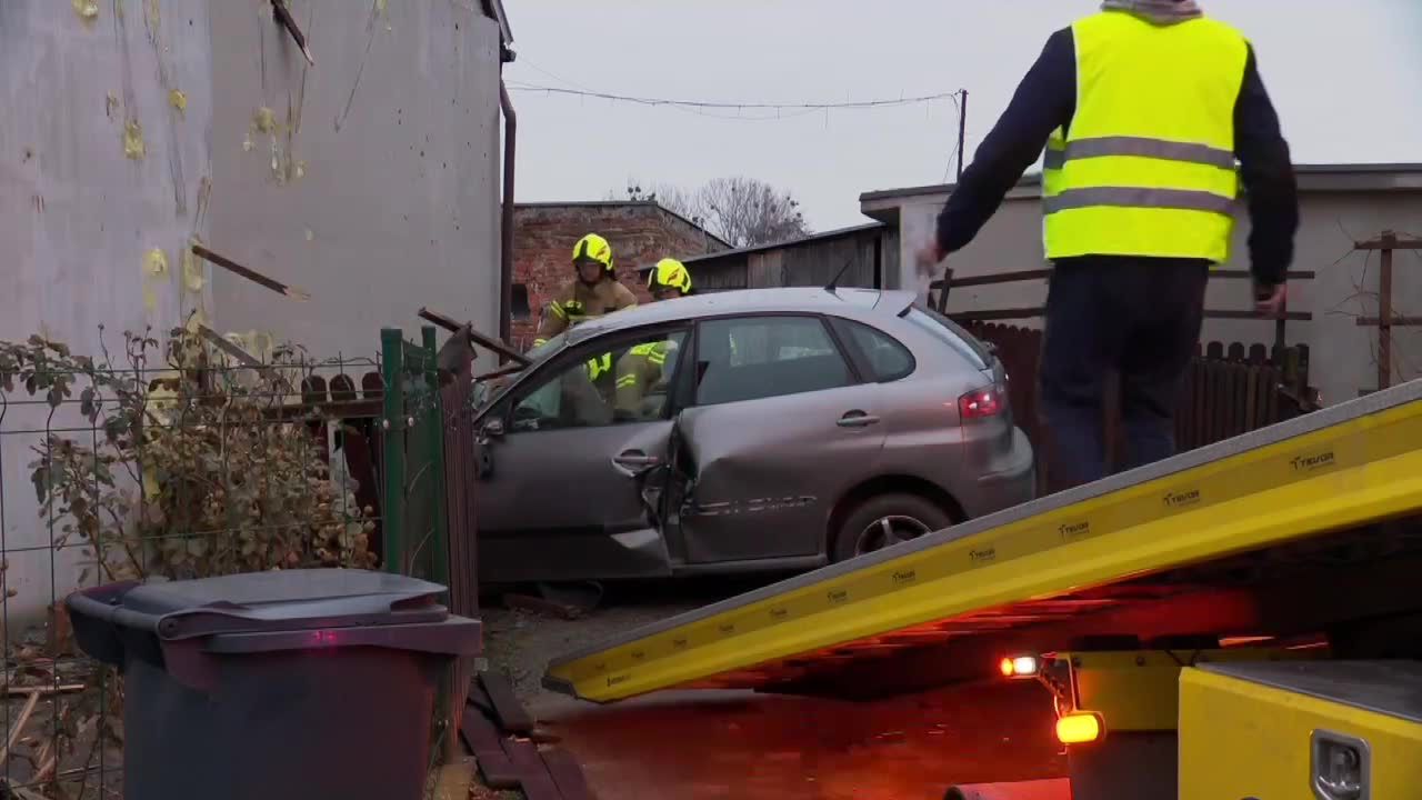 Samochód osobowy uderzył w dom jednorodzinny. Jedna osoba zginęła, druga jest w stanie ciężkim