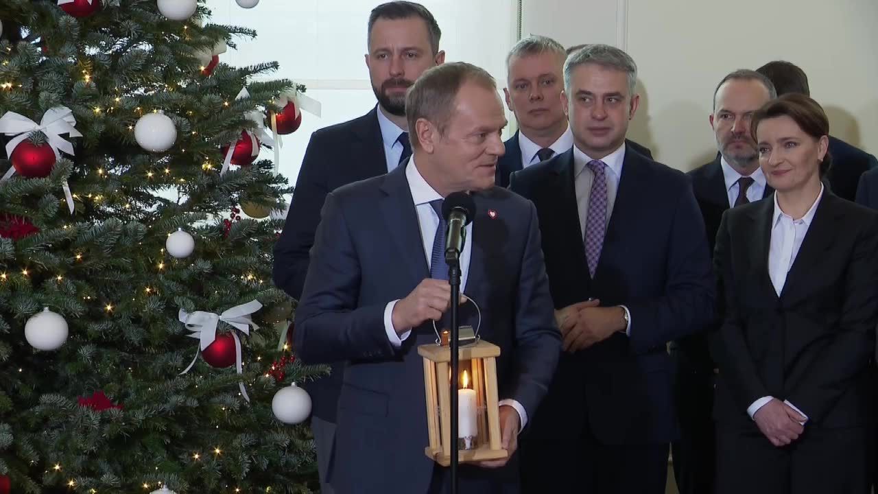 Premier Tusk odebrał z rąk harcerzy Betlejemskie Światło Pokoju