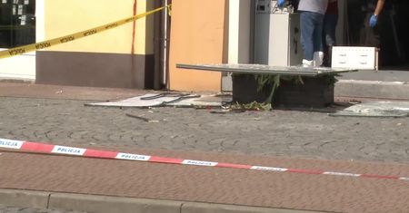 Nieznani sprawcy wysadzili bankomat w centrum Żabna.