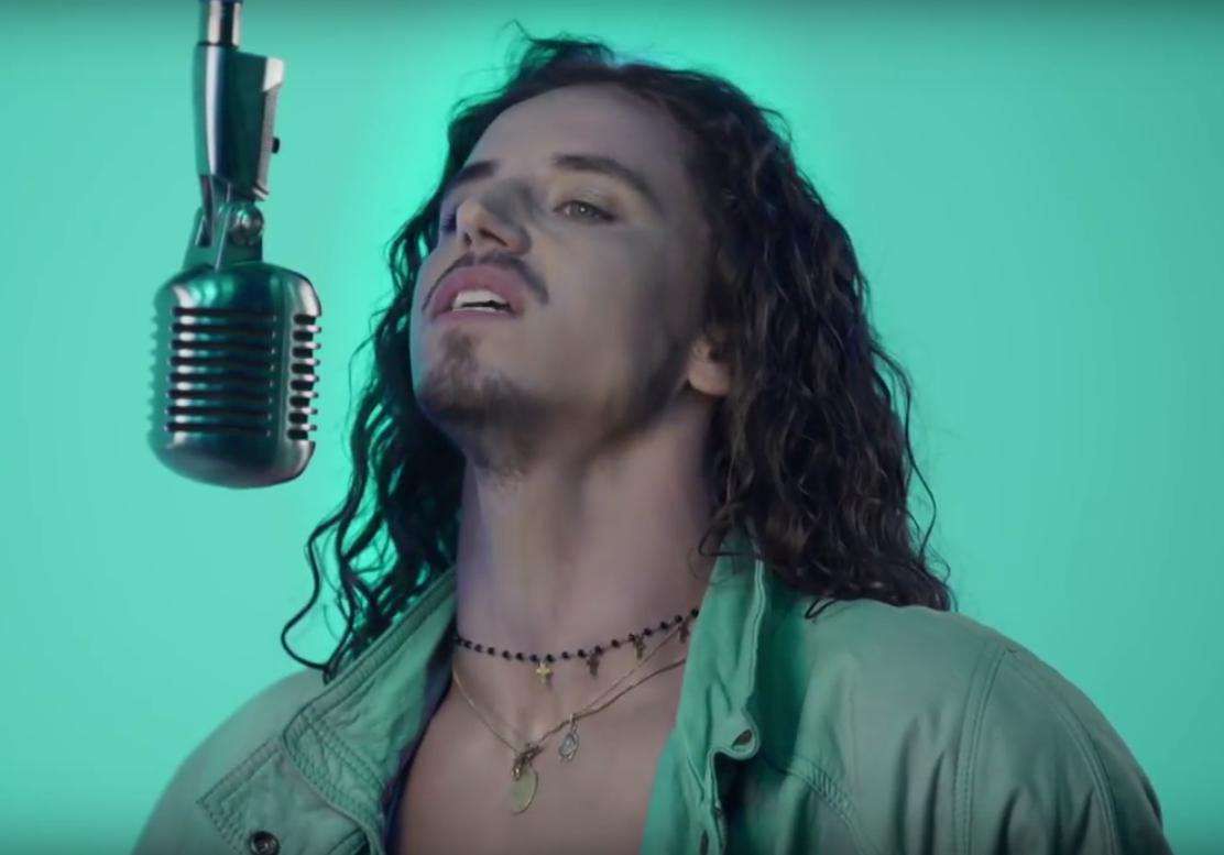 Michał Szpak bez koszulki w teledysku King Of The Season