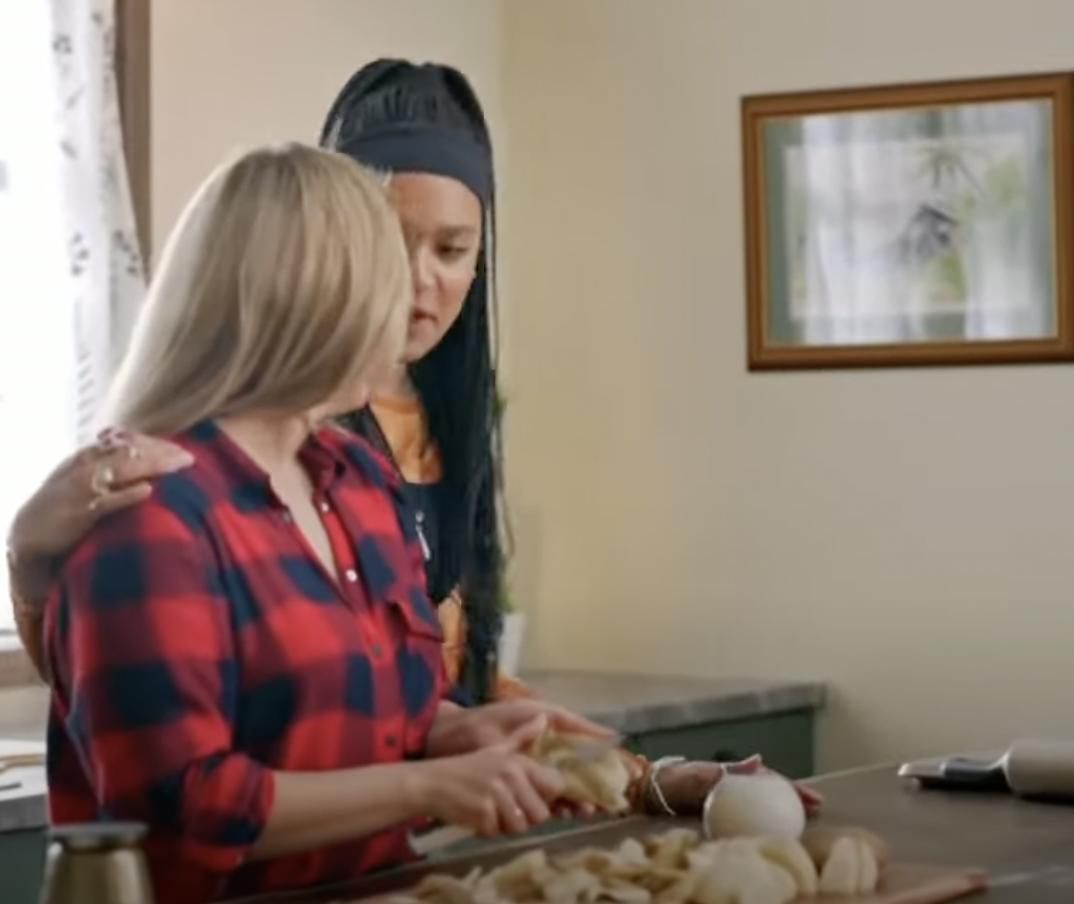 Sara James z mamą Arletą Dancewicz lepią pierogi w amerykańskiej telewizji