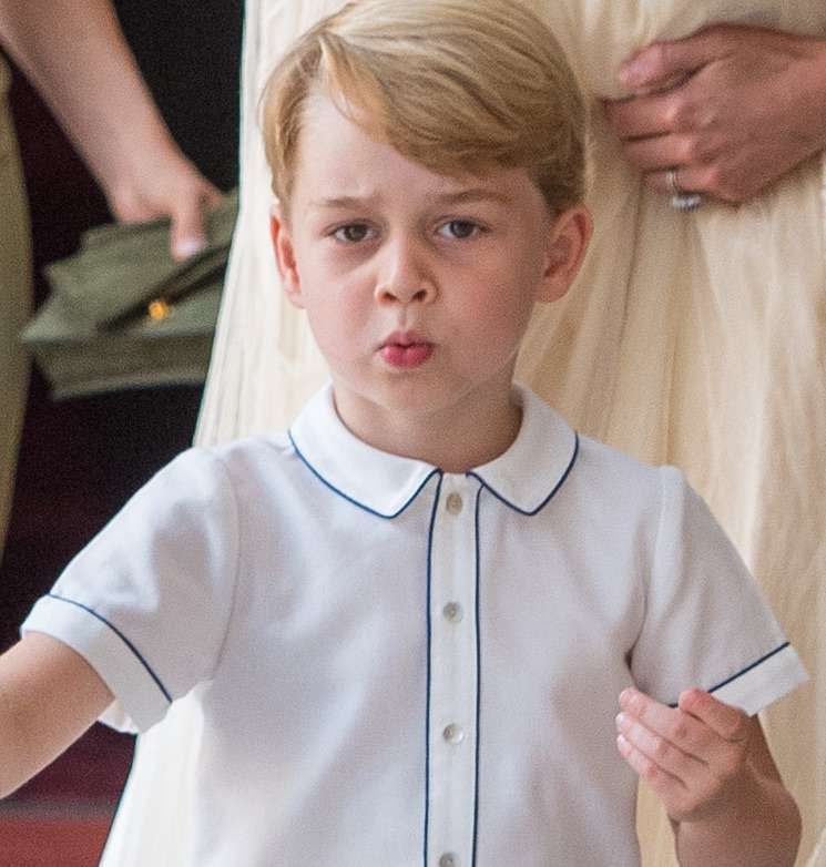 Książę George w biało-niebieskiej koszuli na chrzcie Louisa