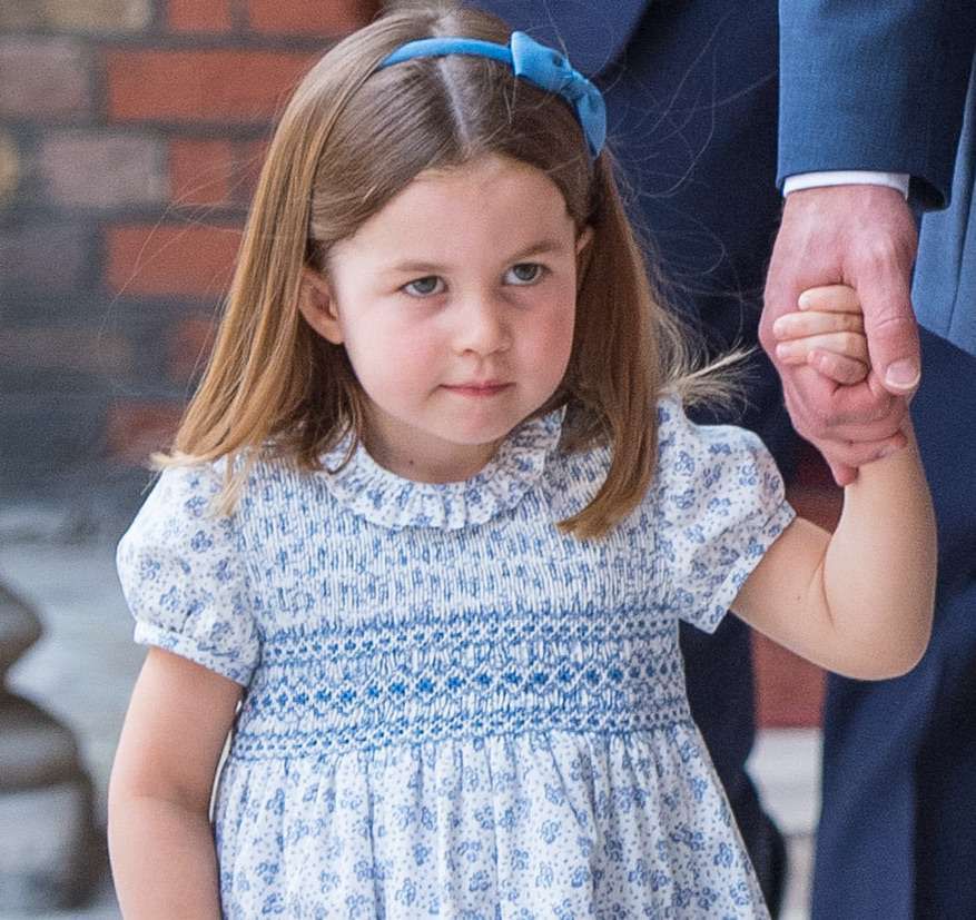 Księżniczka Charlotte w niebieskiej sukience na chrzcie Louisa