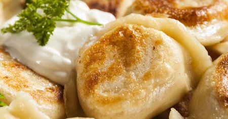 Miękkie, elastyczne, pyszne. Sprawdzone triki na idealne ciasto na pierogi