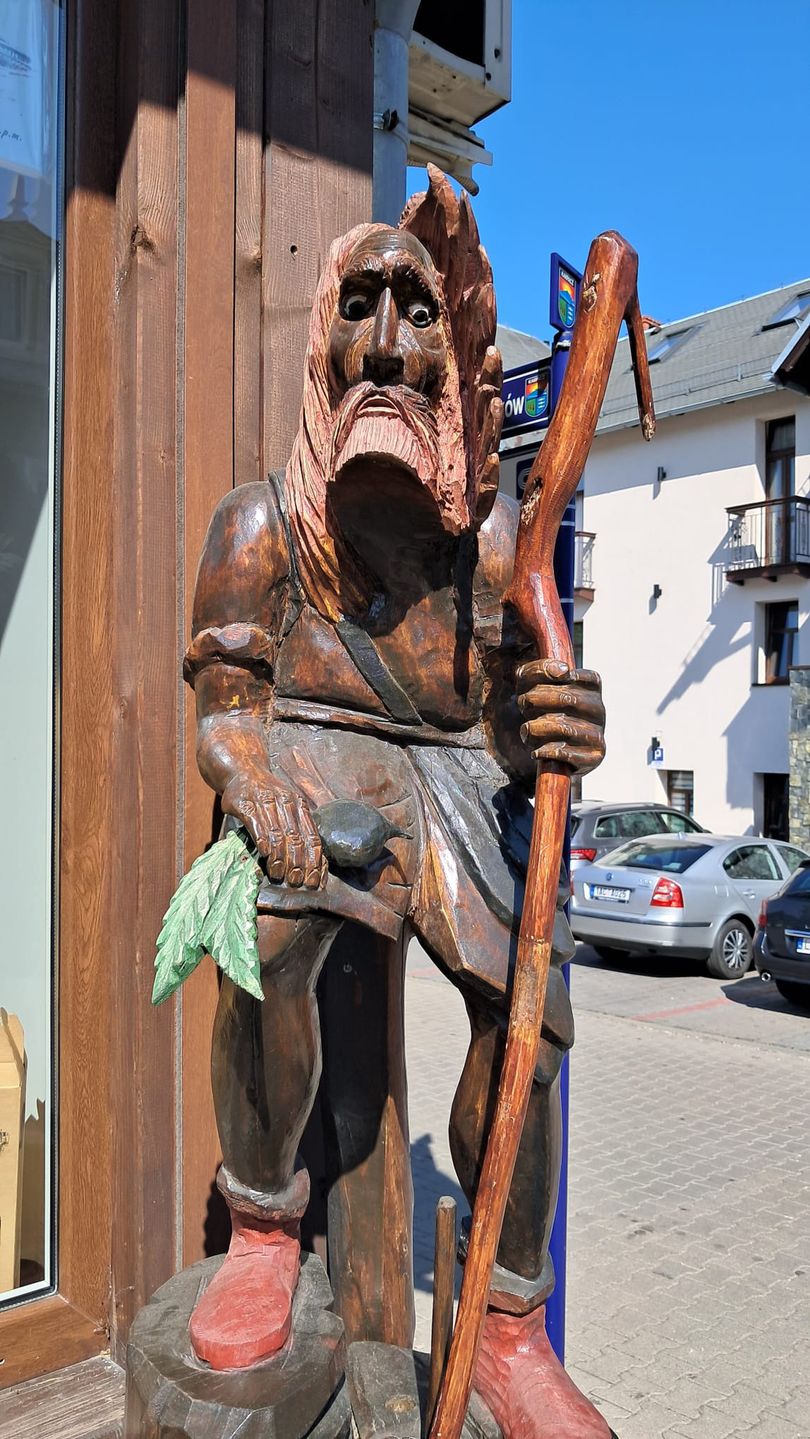 Jedna z figur Karkonosza w Karpaczu