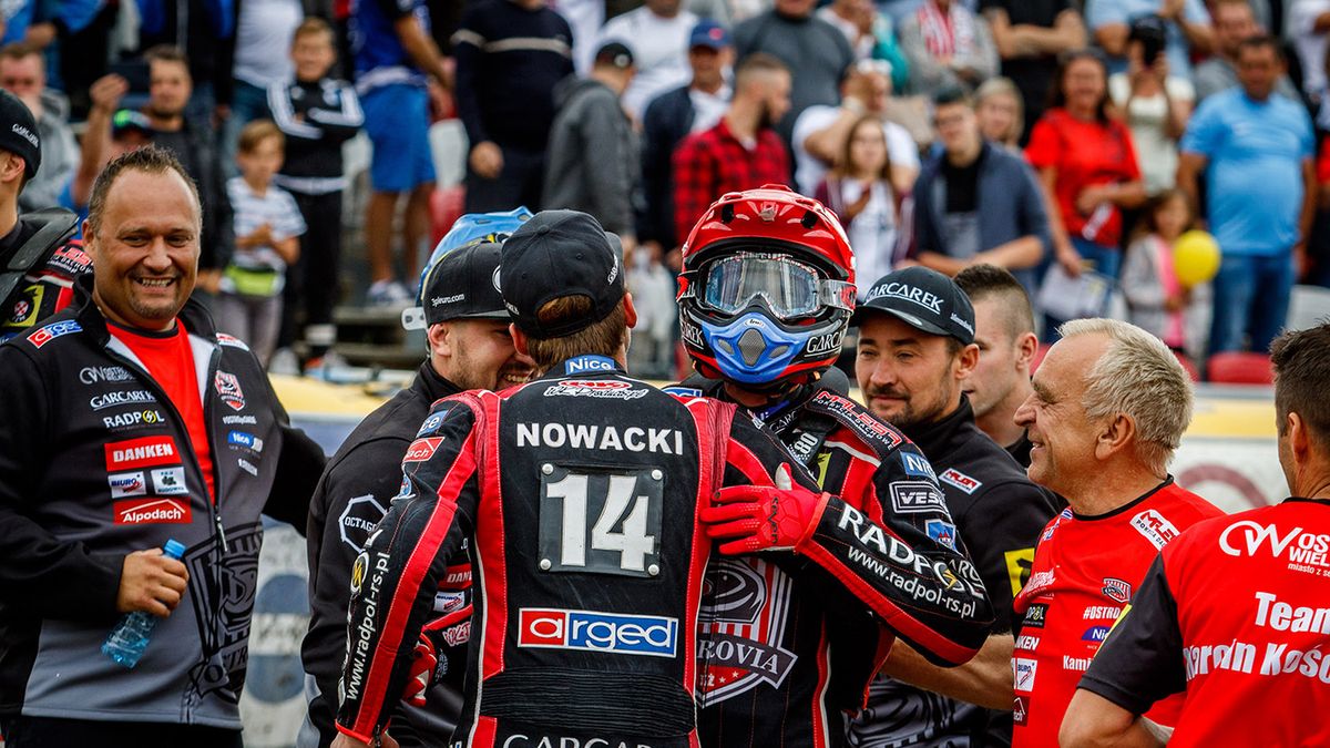 WP SportoweFakty / Anna Kłopocka / Na zdjęciu: Tomasz Gapiński w objęciach kolegów