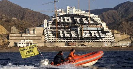 Protesty ekologów. Greenpeace maluje hotel na czarno