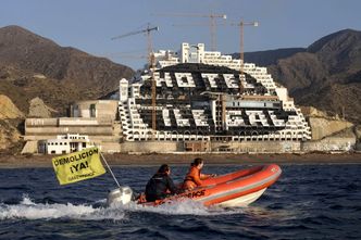 Protesty ekologów. Greenpeace maluje hotel na czarno