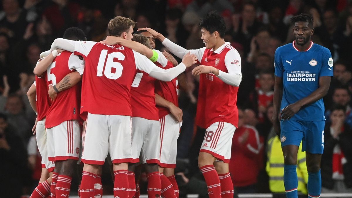 PAP/EPA / Neil Hall / Na zdjęciu: piłkarze Arsenalu FC