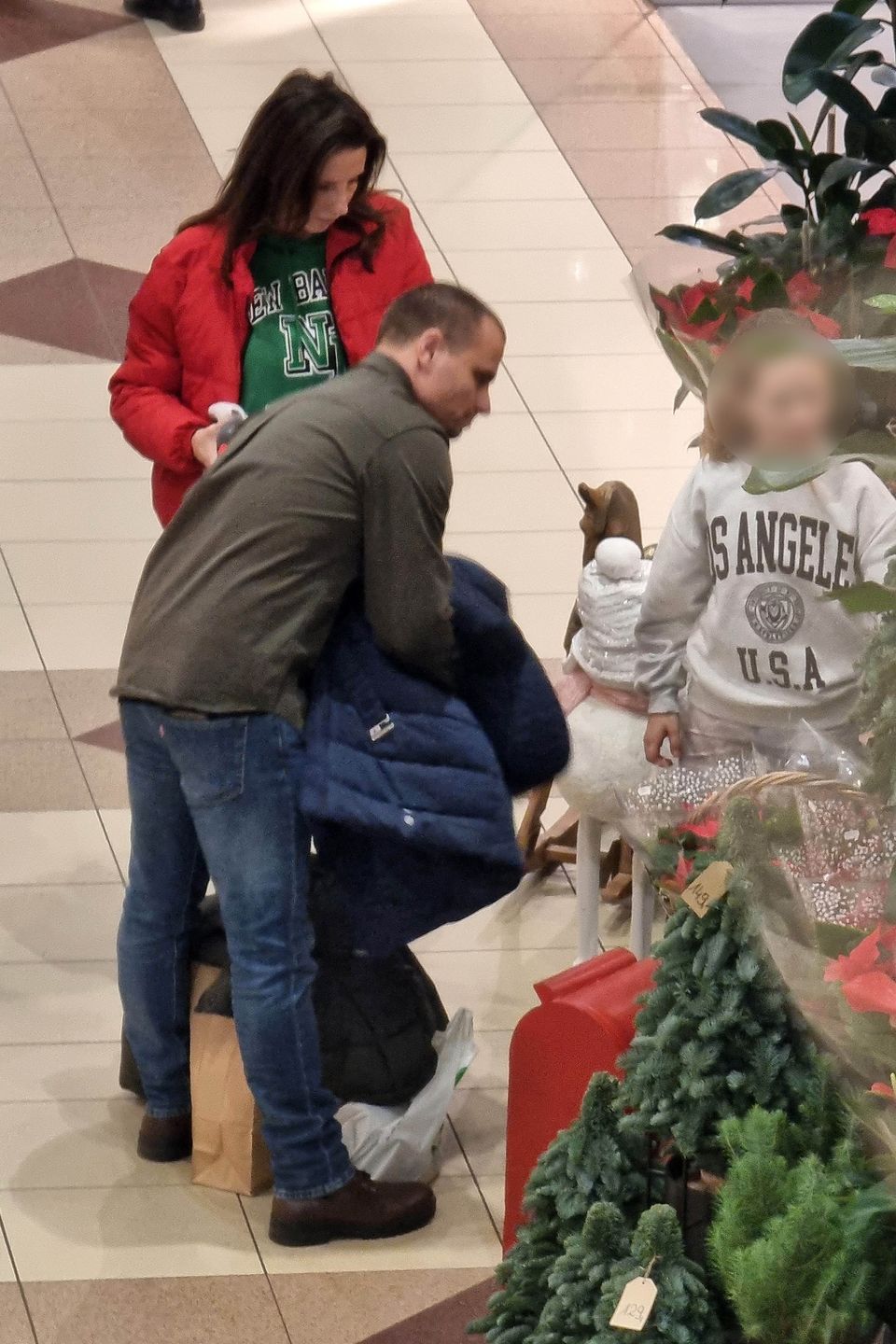 Marcin Hakiel na zakupach z córką i partnerką