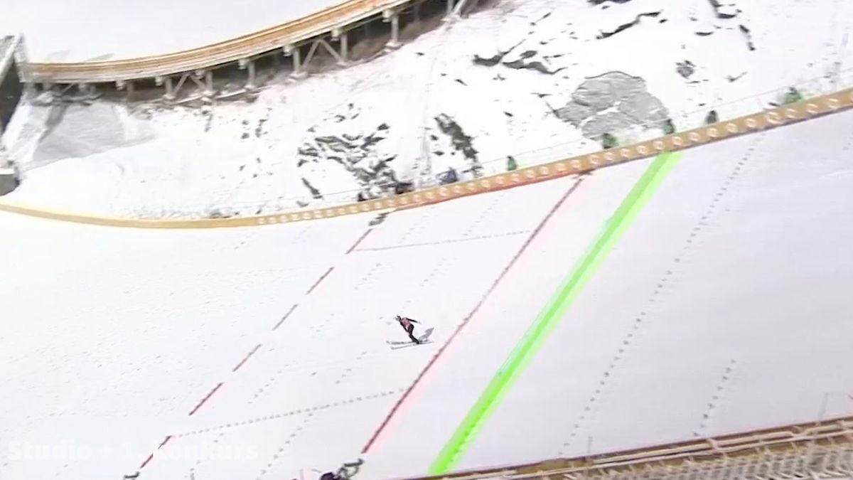 Materiały prasowe / player.pl / Zielona linia przy finałowym skoku Anze Laniska