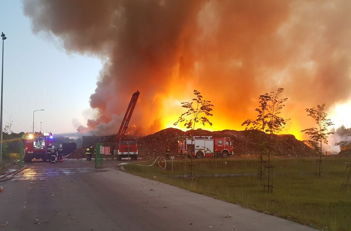 Wielki pożar w sortowni śmieci w Olsztynie. W akcji 35 jednostek straży pożarnej