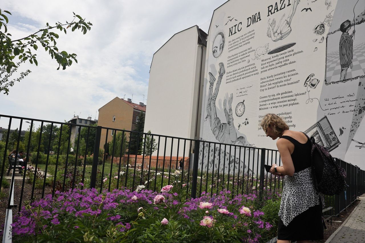 Kraków: Budowa w parku Szymborskiej zostanie zablokowana? Mieszkańcy i radni nie chcą "pawilonu". Ważny głos prezydenta miasta