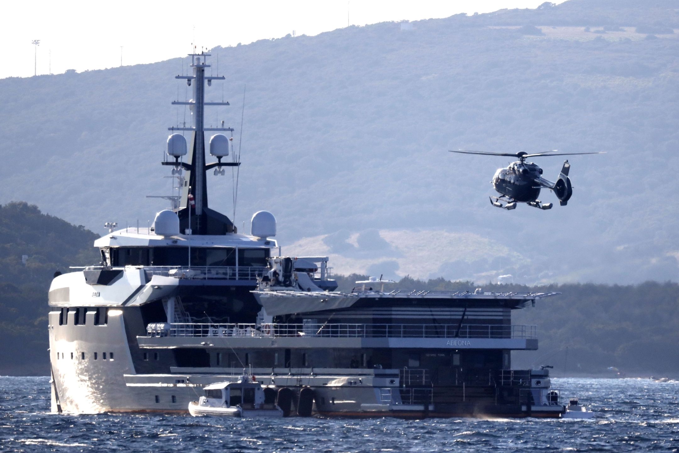 Leonardo DiCaprio z ukochaną jachcie Jeffa Bezosa