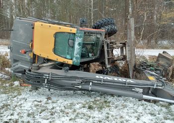 Łyse: Pijany kierowca koparki doprowadził do wywrócenia pojazdu i próbował ukryć się w lesie. Miał ponad 2 promile
