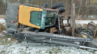 Łyse: Pijany kierowca koparki doprowadził do wywrócenia pojazdu i próbował ukryć się w lesie. Miał ponad 2 promile