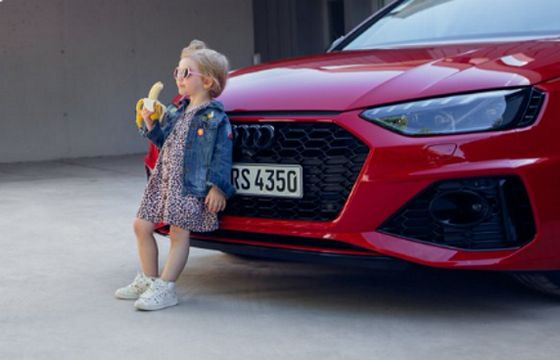 Audi przeprasza za reklamę z dziewczynką z bananem w dłoni. „Ktoś uległ presji i spanikował”