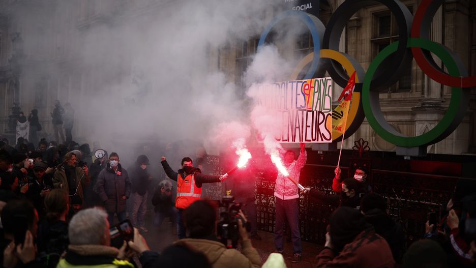 Protest przed paryskim ratuszem