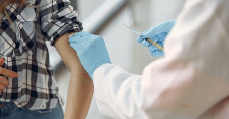 Szczepienie na COVID-19 mieszkańców DPS i pracowników żłobków. Ratusz podaje dane
