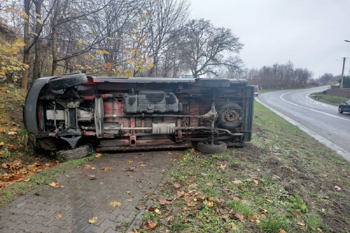 Bus leży na poboczu