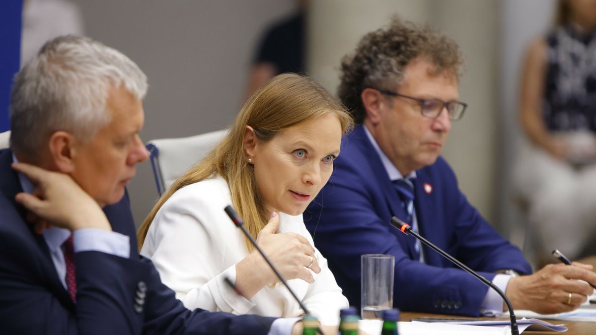 Wsp�?praca mi?dzy rz?dem i samorz?dem
17.07.2024. Warszawa. Spotkanie "Wspolpraca miedzy rzadem i samorzadem w realizacji polityki i instrumentow rozwojowych". Fot. Filip Naumienko/REPORTER 
N/z: Tomasz Siemoniak, Katarzyna Pelczynska-Nalecz, Jacek Karnowski
Filip Naumienko/REPORTER