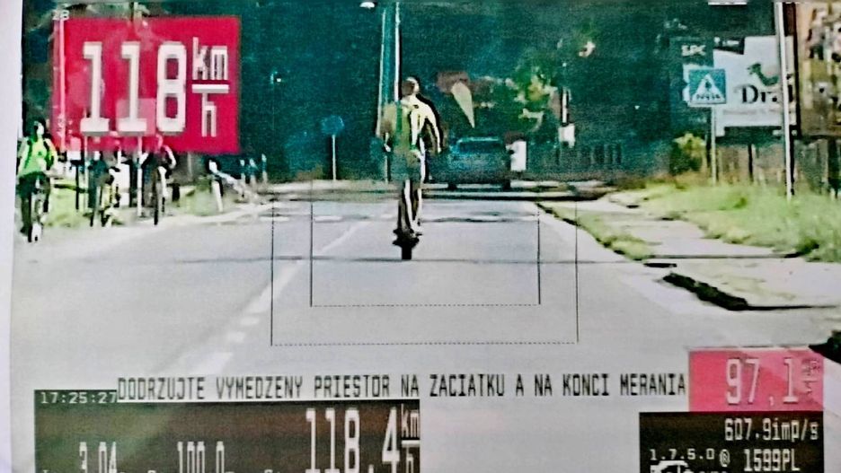 Mężczyzna pędził na hulajnodze z prędkością wynoszącą ponad 100 km/h