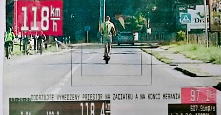Pirat drogowy na hulajnodze. Ludzie nie uwierzyli policji