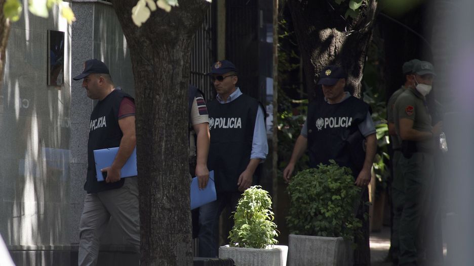 Policja wchodzi do Ambasady Iranu w Tiranie