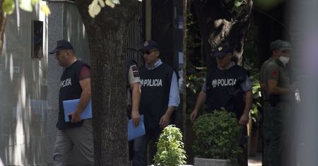 Policja przeszukuje irańską ambasadę. Palono dokumenty