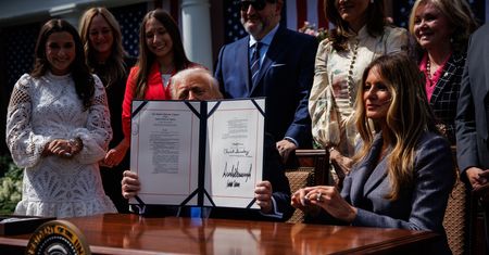 Trump podpisuje ważną ustawę. Towarzyszyła mu żona