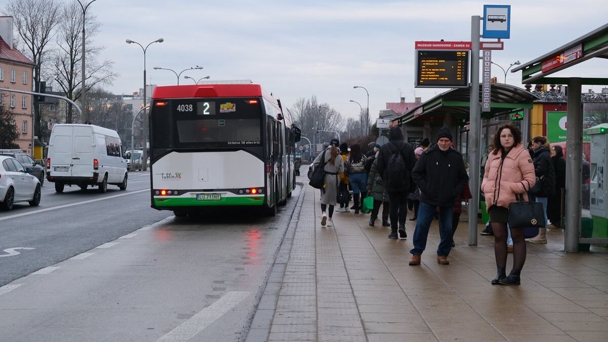Pasażerowie na przystanku i autobus linii nr 2 w zatoczce