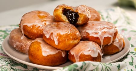 Pączki z ziemniakami idealne na tłusty czwartek. Mięciutkie i delikatne ciasto zrobi furorę