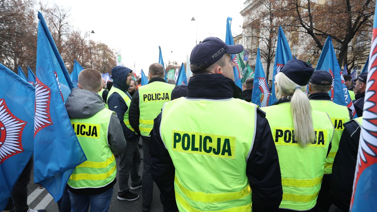 Służby mundurowe dostaną dodatkowe świadczenia. To jednak nie koniec protestu