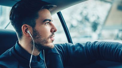 Mandat za używanie słuchawek na drodze? Izby parlamentu debatują