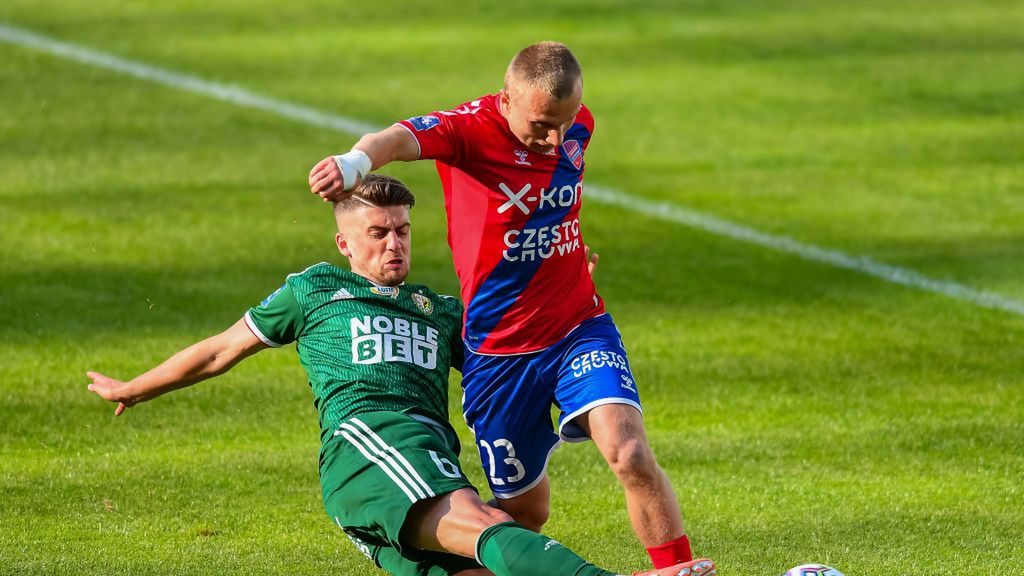 Getty Images / PressFocus/MB Media / Na zdjęciu: Michał Chrapek (z lewej) i Patryk Kun walczą o piłkę