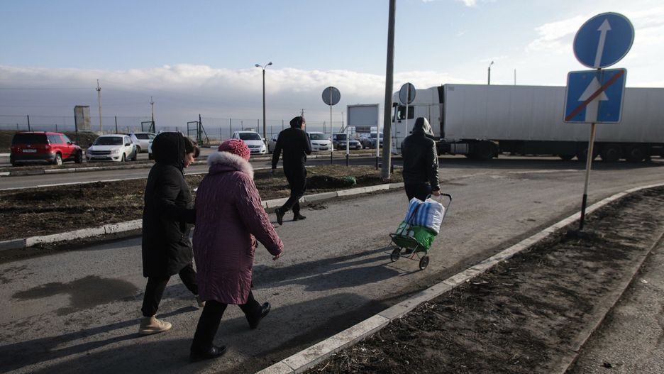"Załapałam dziecko i pobiegłam". Trwa ewakuacja Donbasu, choć niektórzy decydują się na powrót 