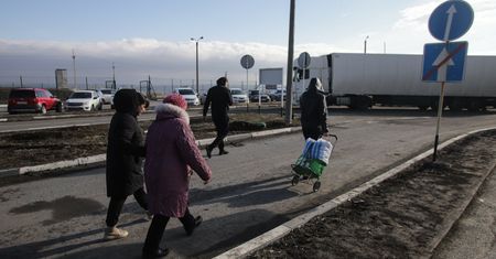 "Załapałam dziecko i pobiegłam". Trwa ewakuacja Donbasu, choć niektórzy decydują się na powrót