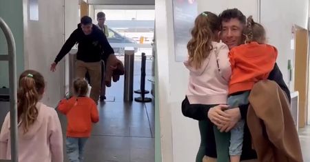 Robert Lewandowski wrócił do Barcelony po wygranym meczu z Walią. Klara i Laura rzuciły mu się na lotnisku w ramiona! (FOTO)