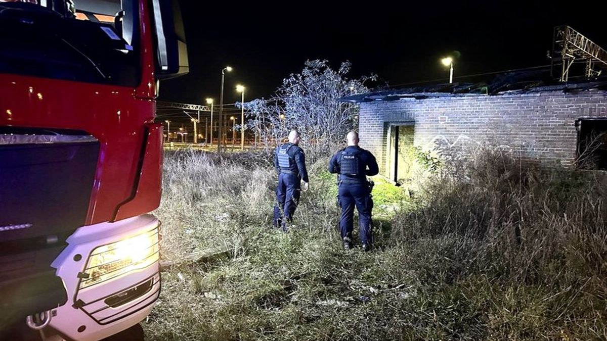 Policjanci z Malborka wyciągnęli mężczyznę z płonącego domu