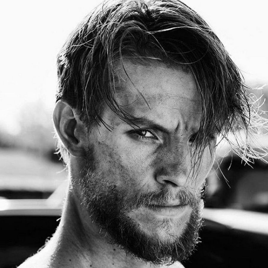 Sebastian niedawno skończył 30 lat