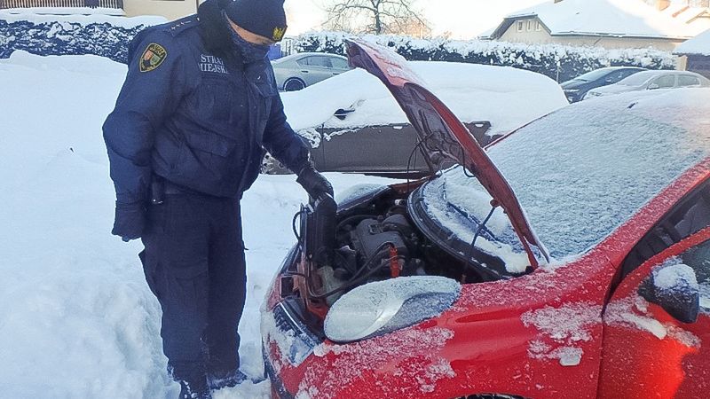 Bielsko-Biała. Strażnicy bezpłatnie przyjadą i pomogą uruchomić samochód.