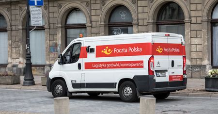 Urna z prochami utknęła na lotnisku. Interweniowała Poczta Polska