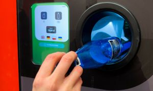 Z kaucji uczynił pewny zarobek. Oto jego sposób. "Przecież nie kradnę"