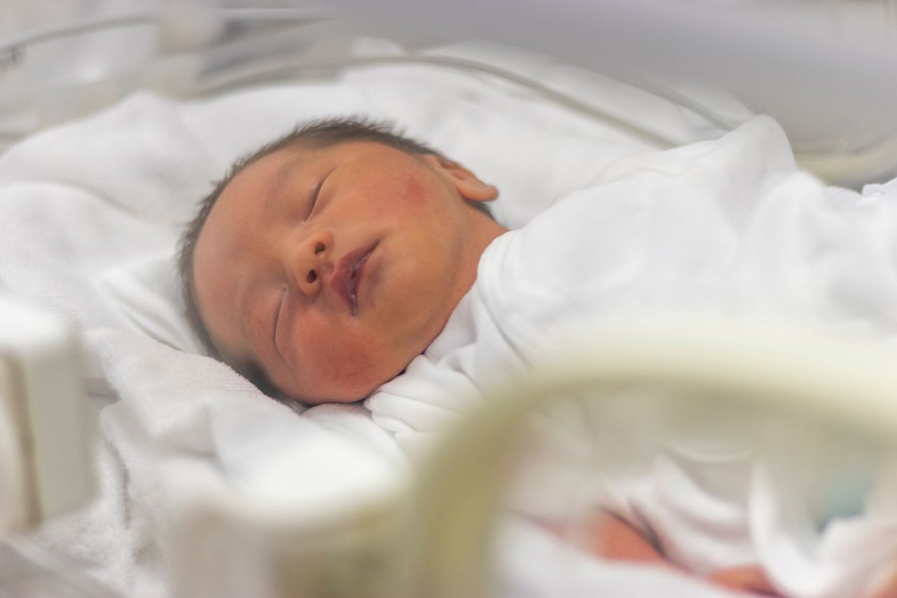 Choroba krwotoczna noworodków – objawy, przyczyny i zapobieganie