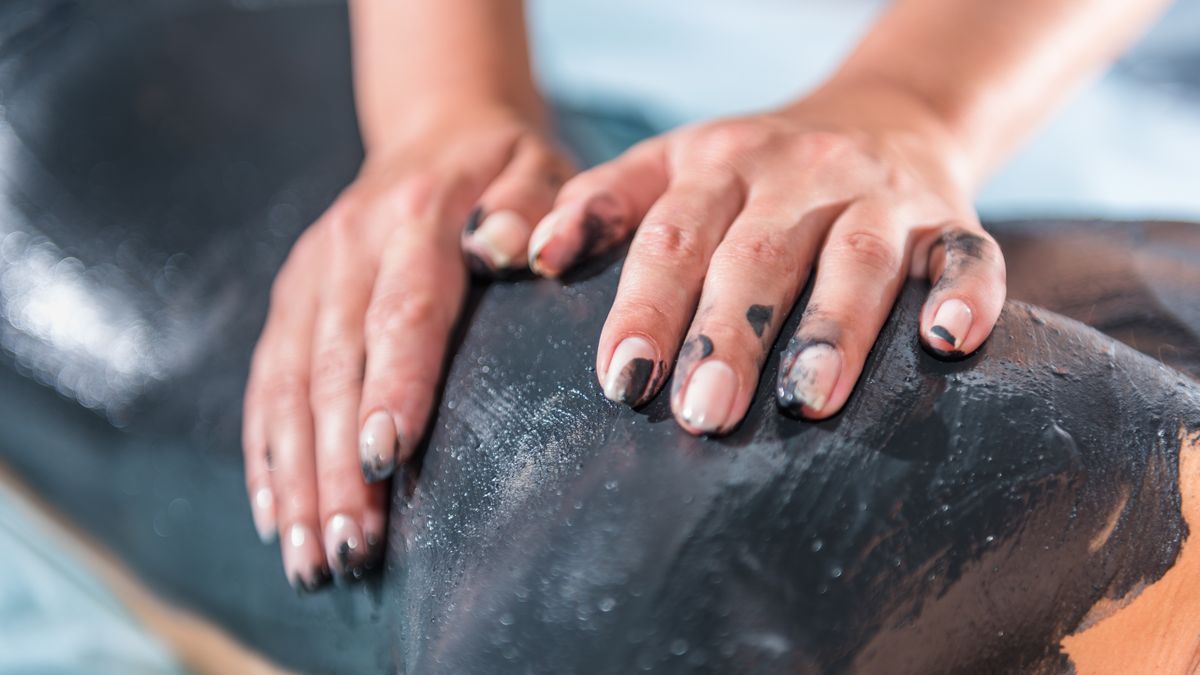 Czym jest "czarne złoto" i jak działa na skórę? 