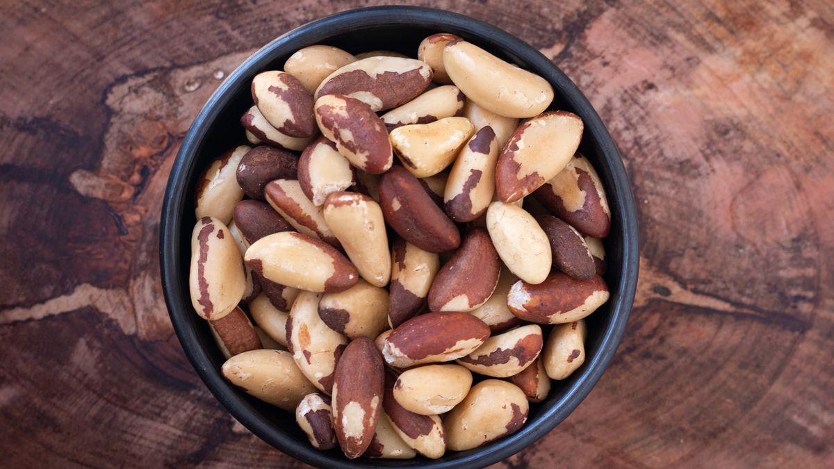 Orzechy brazylijskie warto włączyć do swojej diety. 