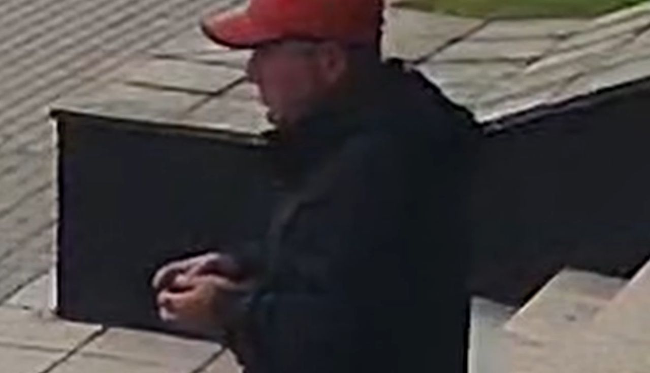 Cała Polska się dowie. Mężczyzna w czerwonej czapce przyłapany