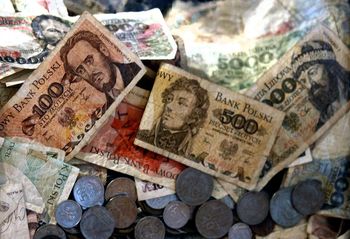 Kolekcjonerzy polują na te pieniądze z czasów PRL. Niektóre stare banknoty i monety warte są krocie