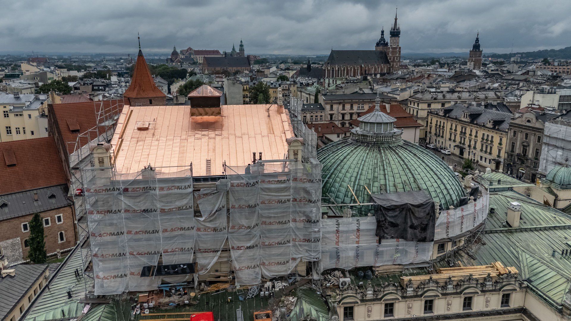 Przez około dwa lata dach Teatru Słowackiego będzie rozbłyskiwał na złoto zanim ponownie pokryje się patyną