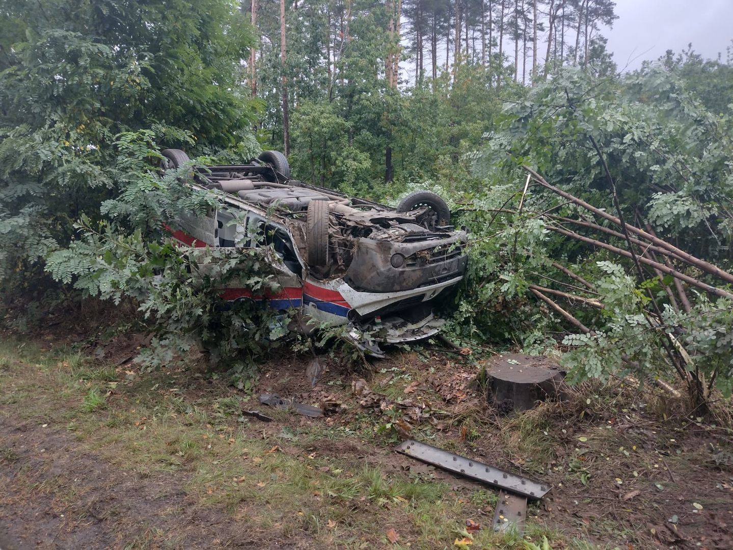 Karetka dachowała w krzakach. Ratownicy wieźli w niej pacjenta